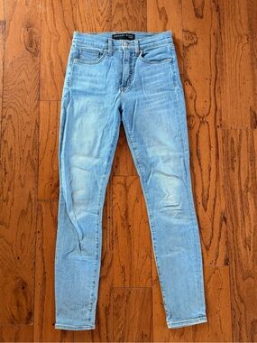 Veronica Beard Light Wash High-Rise Skinny Jeans